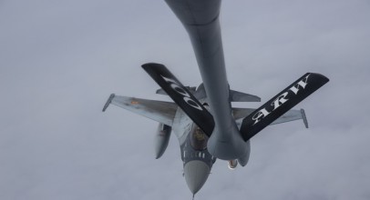 Premieră pentru F-16 româneşti: realimentare în aer